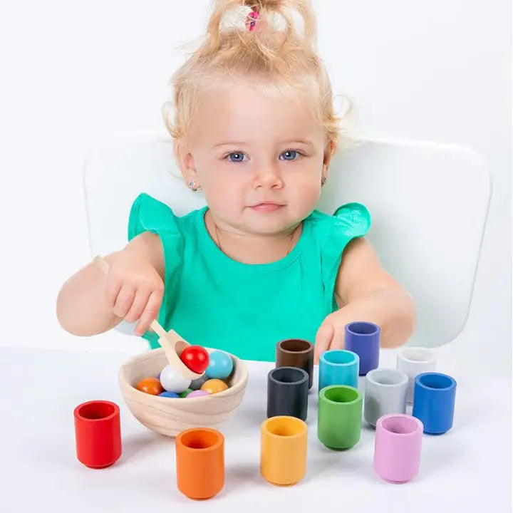 Bunte Holzkugeln und Sortierbrett des Montessori Farbsortierspiels, ideal für Vorschulkinder.