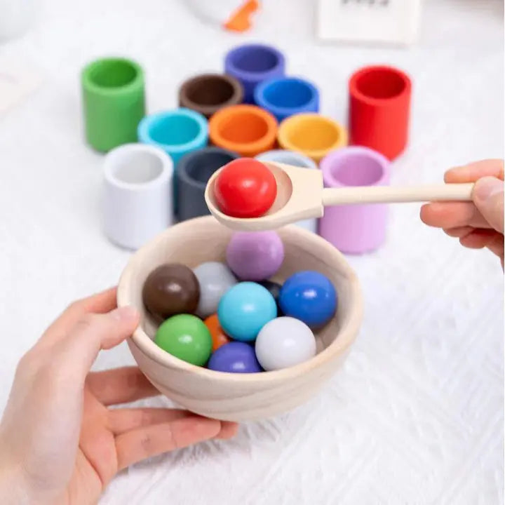 Kind spielt mit dem Montessori Farbsortierspiel aus Holz, übt Feinmotorik & Farbenerkennung.