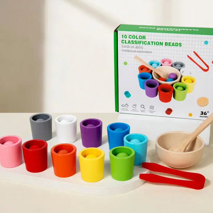 Detailansicht des robusten Montessori Farbsortierspiels aus Holz mit farbigen Kugeln.