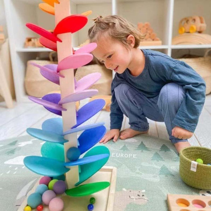 Dynamischer Klangbaum aus Holz, Murmeln rollen klangvoll herab, ideales sensorisches Lernspielzeug für Kleinkinder.