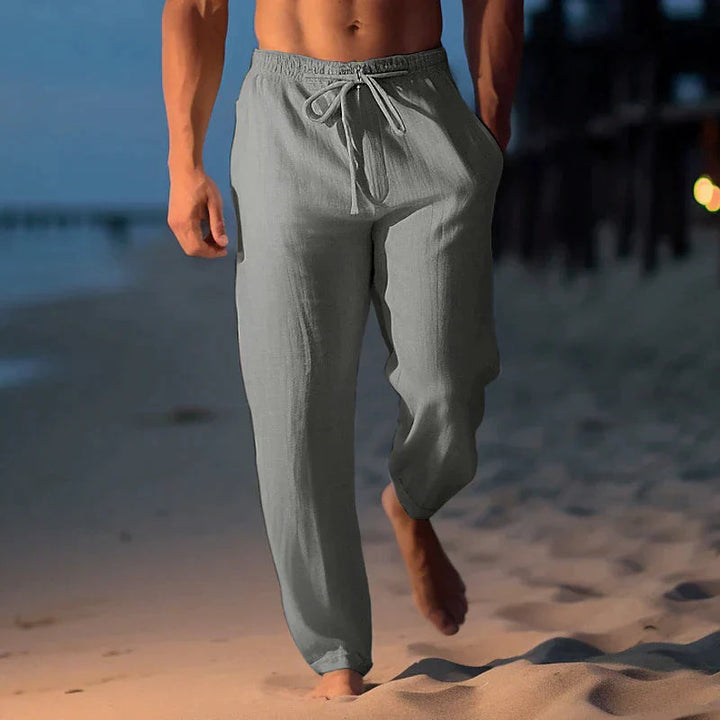 Leichte, atmungsaktive Herren Sommerhose in Schwarz. Bequemer Jogger mit weitem Schnitt für heiße Tage.