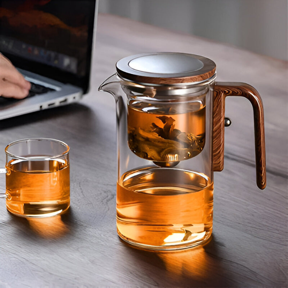 Stilvolle Glasteekanne mit Edelstahl-Infuser für perfekten Teegenuss. Ideal für losen Tee.