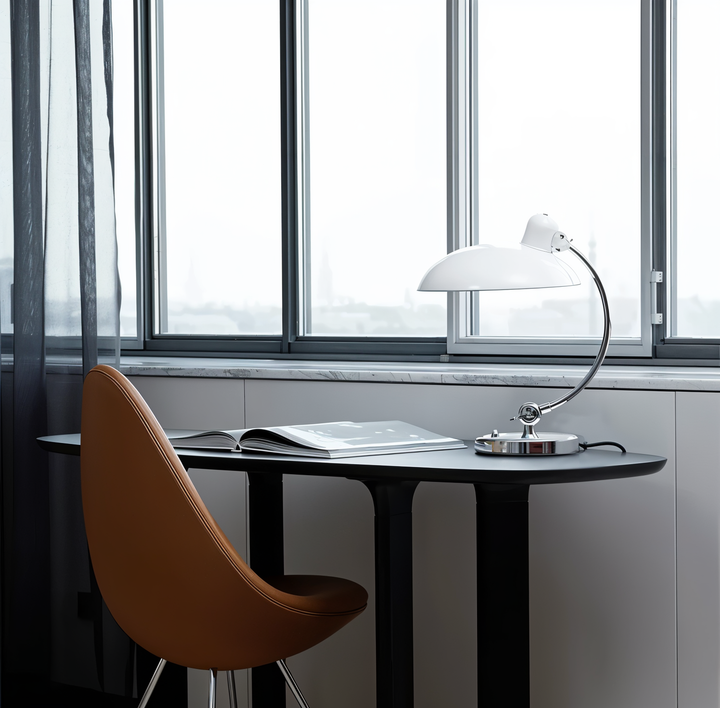 Dekorative Vintage Metall Tischlampe, verstellbar, Retro-Design, ideal als Nachttisch- oder Leselampe.