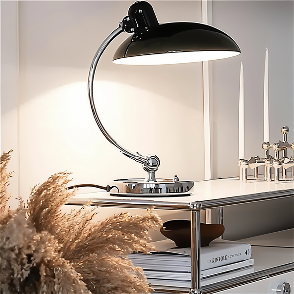 Industrieller Vintage Stil: Verstellbare Metall Tischlampe, ideal als Schreibtisch-, Nacht- oder Leselampe.