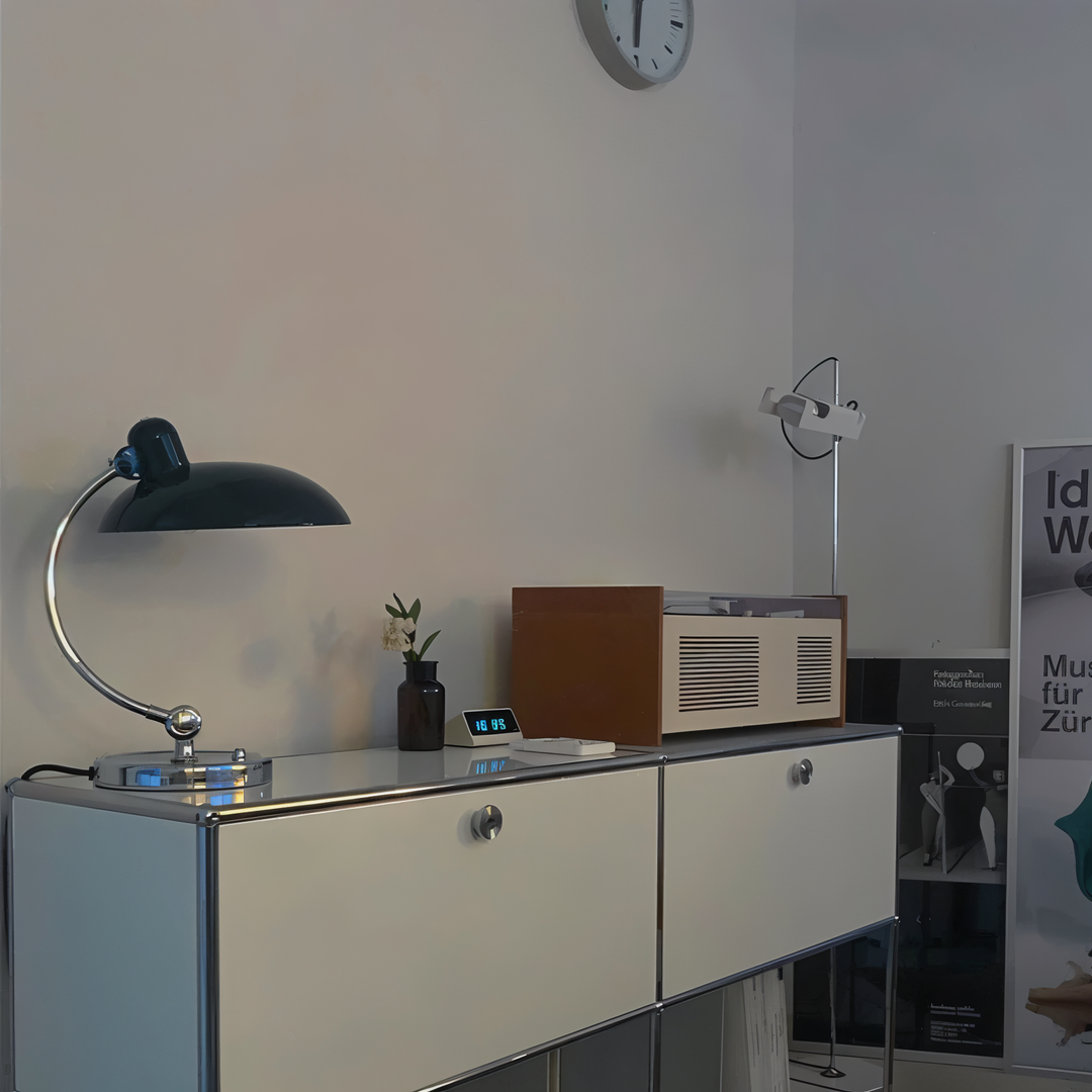 Verstellbare Vintage Tischlampe aus Metall, ideal als Schreibtisch- oder Leselampe, Retro-Design.