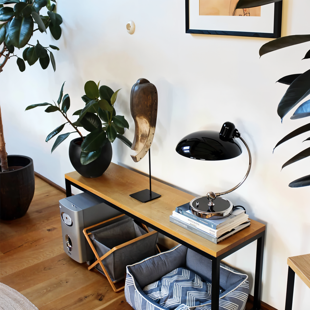 Flexible Leselampe mit verstellbarem Arm und stabilem Fuß, ideal für modernes Büro oder Schlafzimmer.