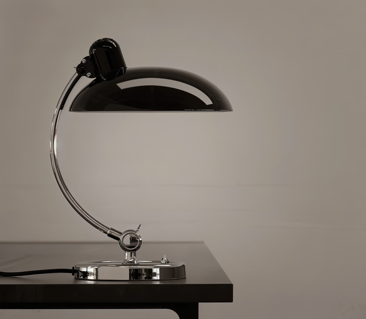 Elegante Vintage Schreibtischlampe aus Metall, flexibel verstellbar, perfekt für Arbeitszimmer & Leseecke.