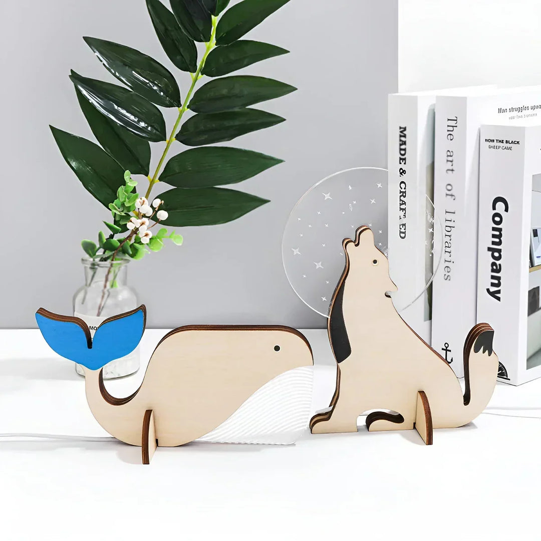 WildGlow Pelikan Tischlampe, warmes Nachtlicht für Kinderzimmer. Naturholz Tierlampe & Kinderdekoration.