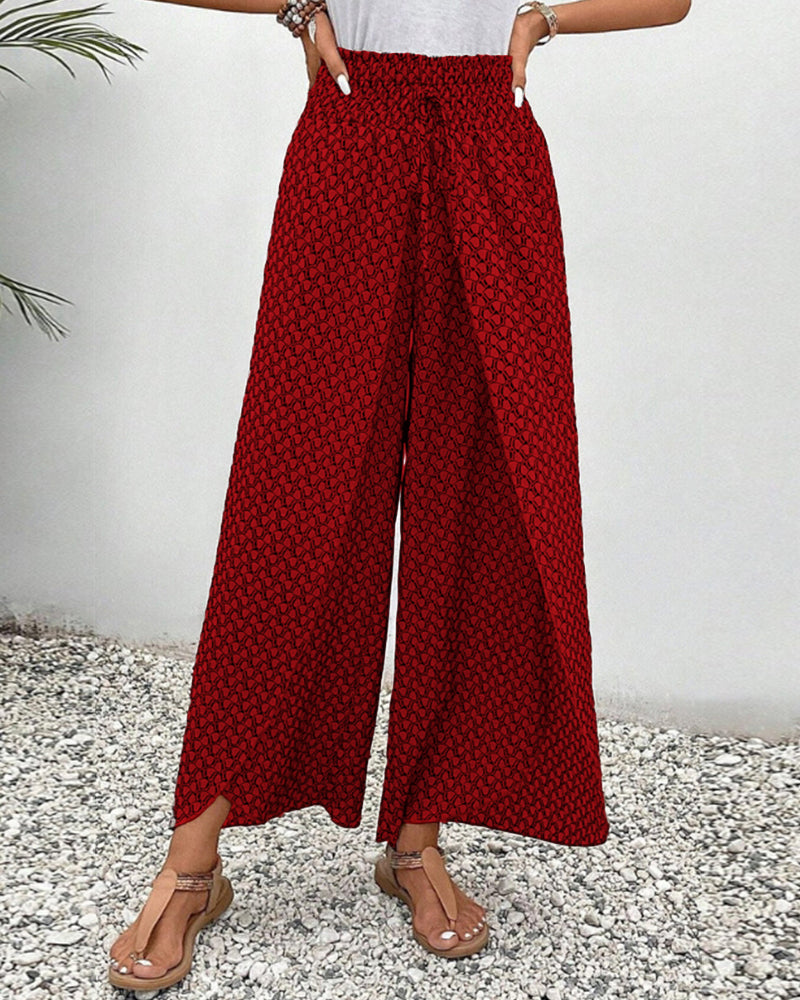 Bequeme Damenhose mit weitem Bein für den Sommer. Gemustert in Rot, Grün, Schwarz. Perfekt für Freizeit.