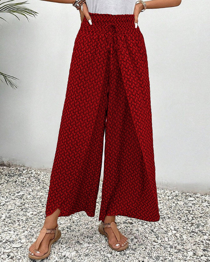 Bequeme Damenhose mit weitem Bein für den Sommer. Gemustert in Rot, Grün, Schwarz. Perfekt für Freizeit.