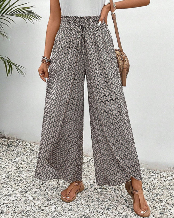 Damen Hose mit weitem Bein, gemustert mit Geometrie in Rot, Grün, Schwarz. Ideal für Sommer & Freizeit.