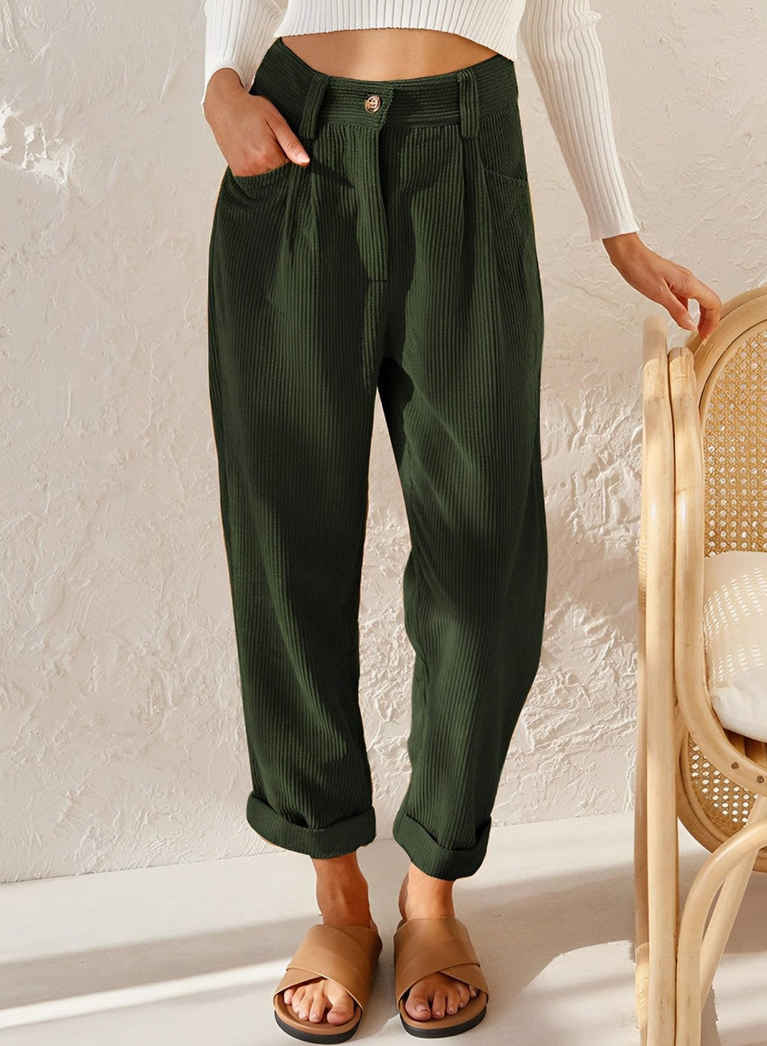 Trendige Damen Cargohose mit hoher Taille & schmalem Schnitt. Komfortable Freizeithose, knöchellang, für stilvolle Damenmode.