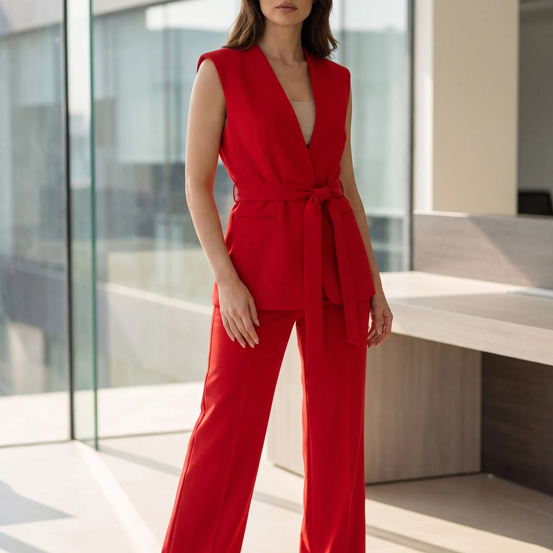 Eleganter roter Damen Hosenanzug, ein modischer Zweiteiler für Business und festliche Anlässe, perfekt für Frauen.