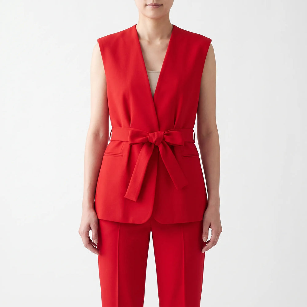 Stylischer roter Damen Hosenanzug, eleganter Zweiteiler für Businessmode und stilvolle Auftritte von Frauen.