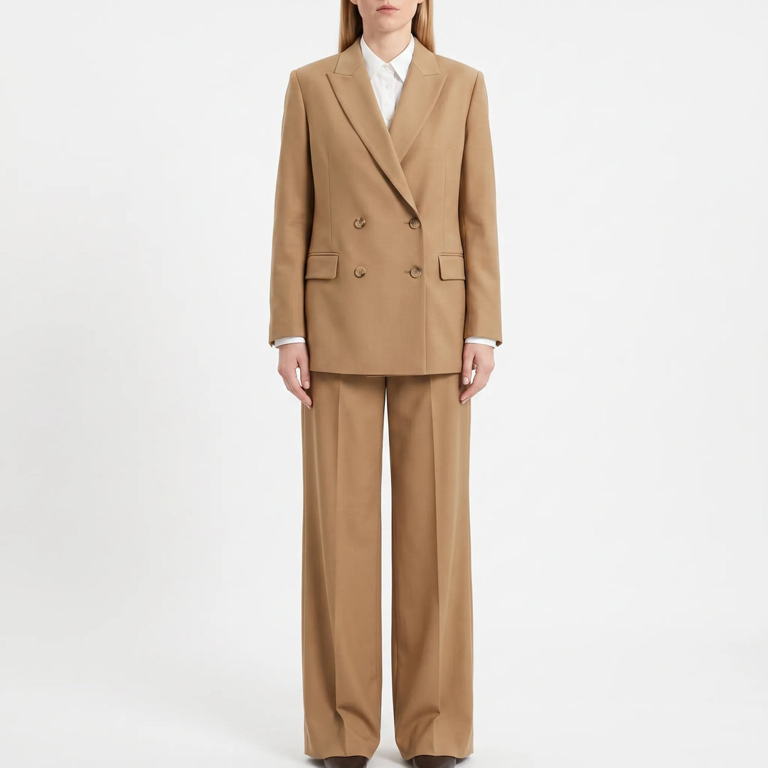 Stilvoller Damen Hosenanzug. Khaki Zweiteiler in modernem Design für Business, Büro & Freizeit Mode.