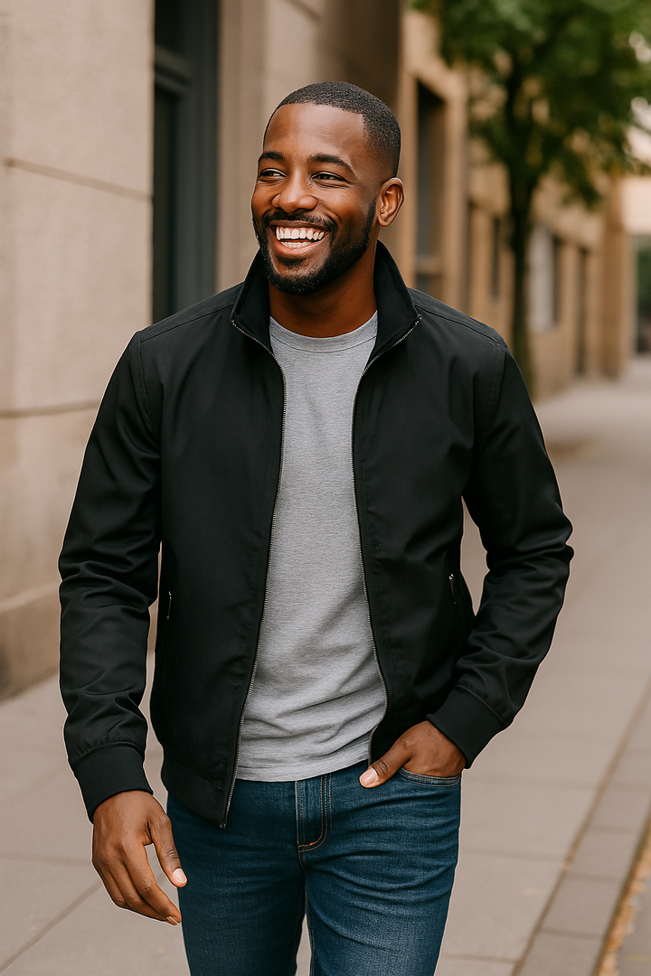 Moderne Herren Bomberjacke in Slim Fit, leichte Qualität, perfekt als Übergangsjacke für Streetstyle.