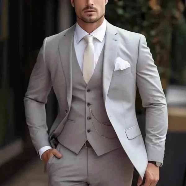 Dreiteiliger Herrenanzug: Sakko, Weste & Hose. Eleganter Look für formelle Partys & besondere Feiern.