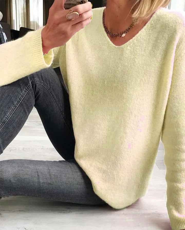 Zeitloser rosa Damenpullover "Sophie" mit V-Ausschnitt & Langarm. Perfekt für jede Saison.