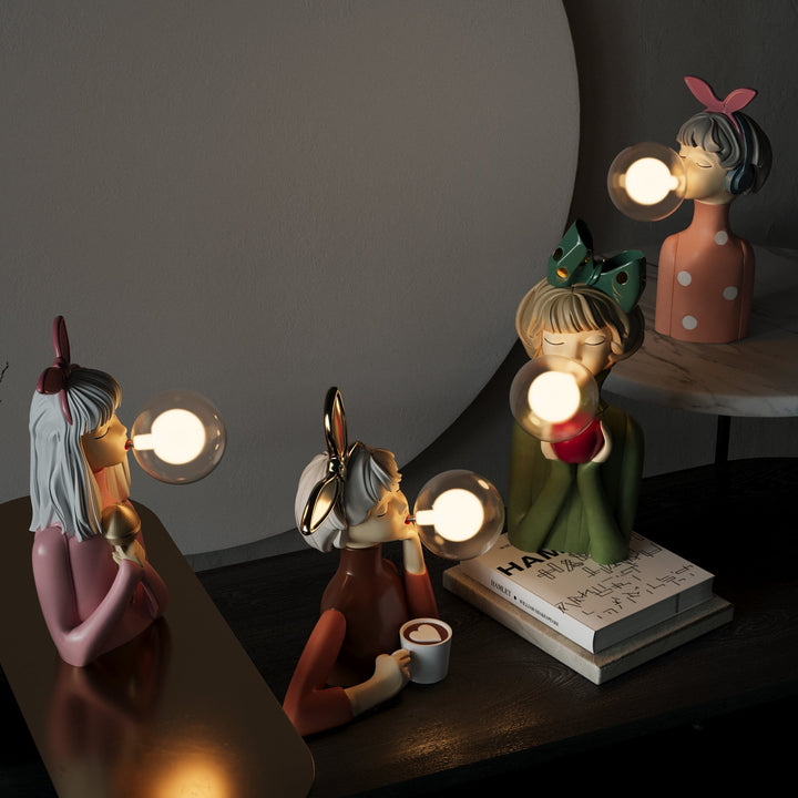 Zeitlose Design-Tischleuchte für Wohnzimmer; Kombination aus Metallfuß und Stoffschirm.