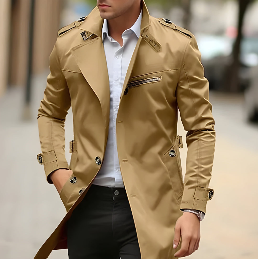 Eleganter beiger Herren Mantel, klassischer Schnitt, perfekt für Business & Freizeit. Stilvolle Herrenmode.