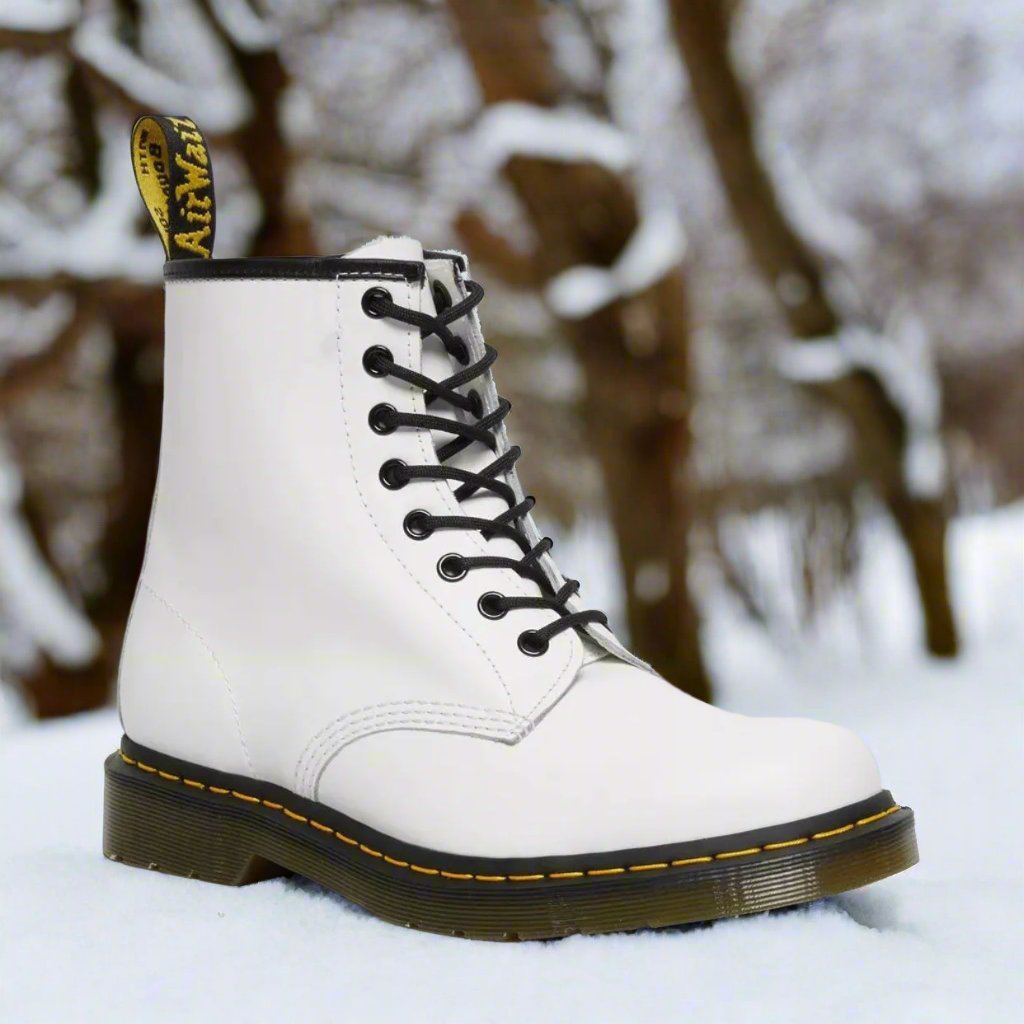 Nahaufnahme der robusten Profilsohle der Unisex Combat-Boots Leo. Lässige Schnürstiefel für trendige Herbstlooks.
