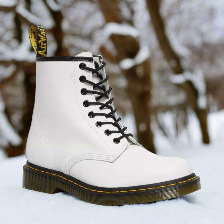 Nahaufnahme der robusten Profilsohle der Unisex Combat-Boots Leo. Lässige Schnürstiefel für trendige Herbstlooks.
