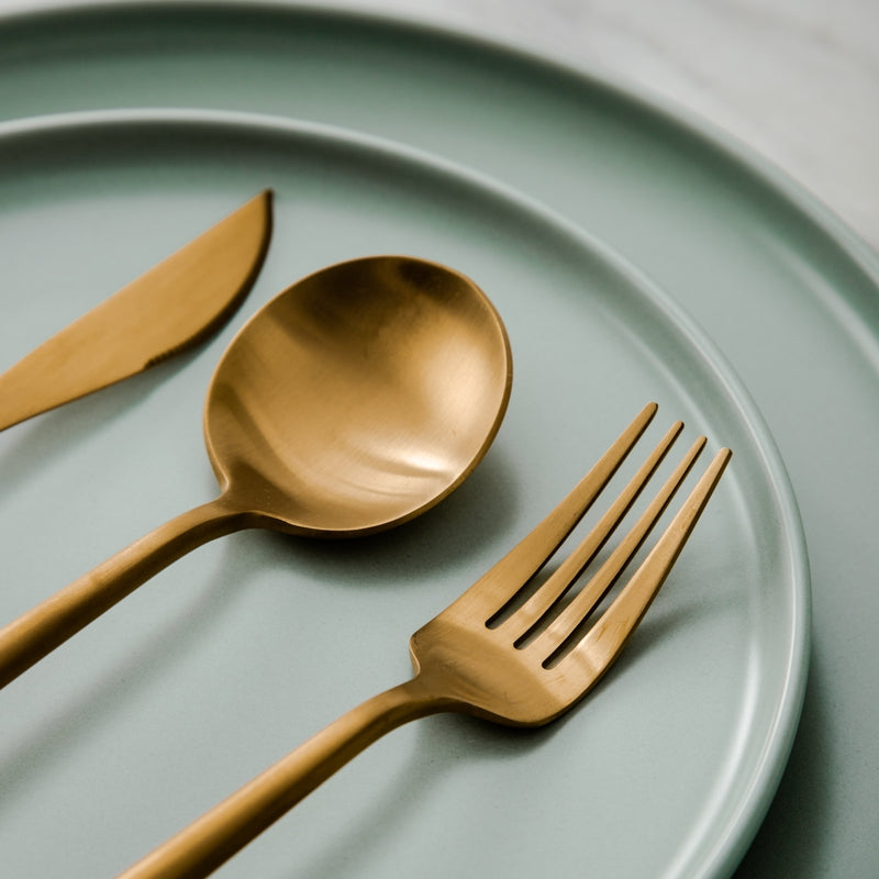 Schwarzes minimalistisches Besteckset, perfekt für stilvolle, moderne Tafeln.