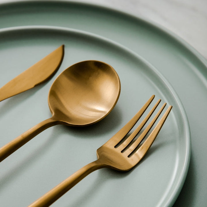 Schwarzes minimalistisches Besteckset, perfekt für stilvolle, moderne Tafeln.