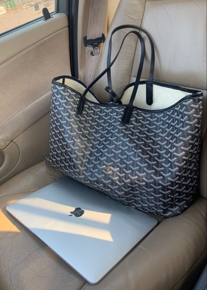 Strukturierte Damen Umhängetasche; das ideale Accessoire, elegant & organisiert für den urbanen Lifestyle.