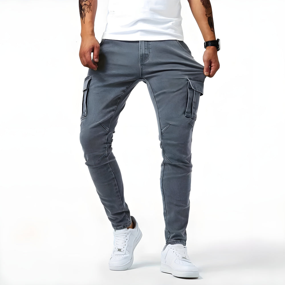 Detailansicht der Herren Slim Fit Cargohose Tim, betont die stylischen Cargo-Taschen und den Stoff.