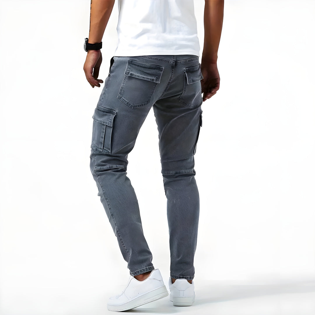 Herren Cargohose Tim Slim Fit, zeigt die schmale Silhouette und praktischen Seitentaschen für den Alltag.