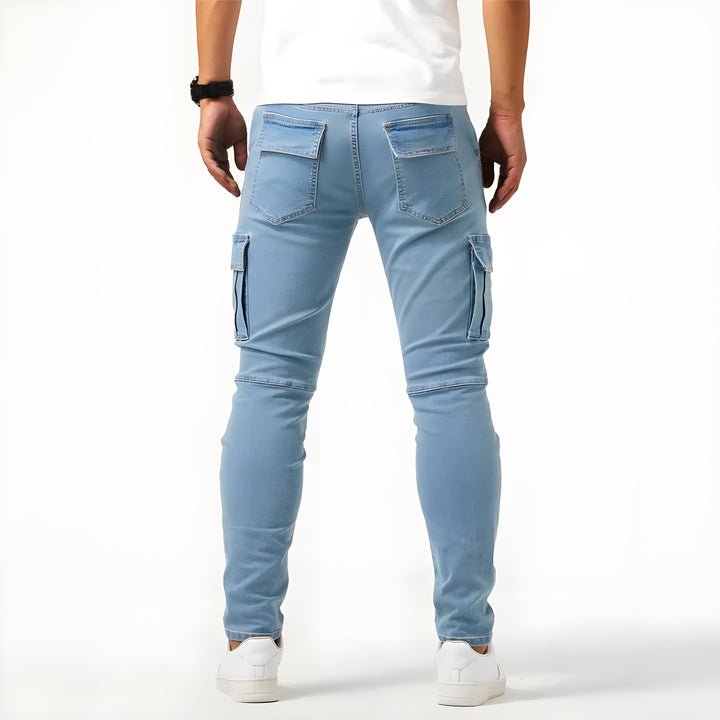 Nahaufnahme des Bundes und der Taschen der komfortablen Herren Slim Fit Cargohose Tim.