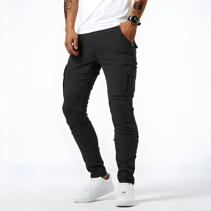 Moderne Männermode: Schwarze Slim Fit Cargohose Tim, eine komfortable Freizeithose mit vielen Taschen.