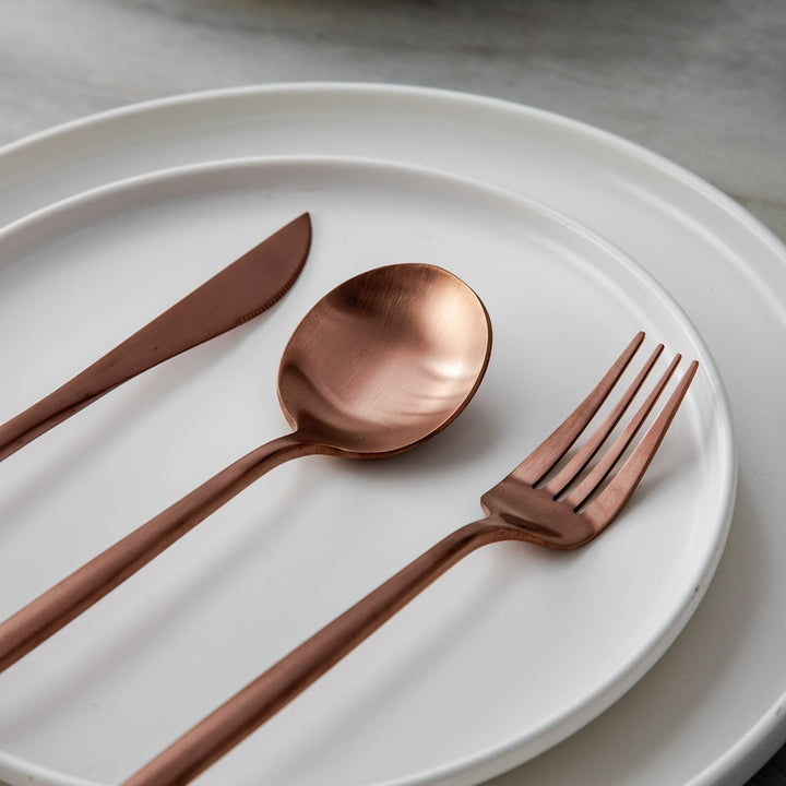 Minimalistisches Essbesteck-Set in Silber, aufgestellt für eine stilvolle Mahlzeit.