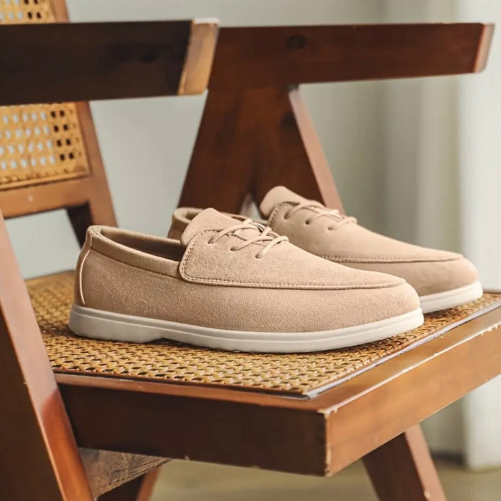 Seitlicher Blick auf braunen Herren Loafer, eleganter Slipper mit robuster Sohle.