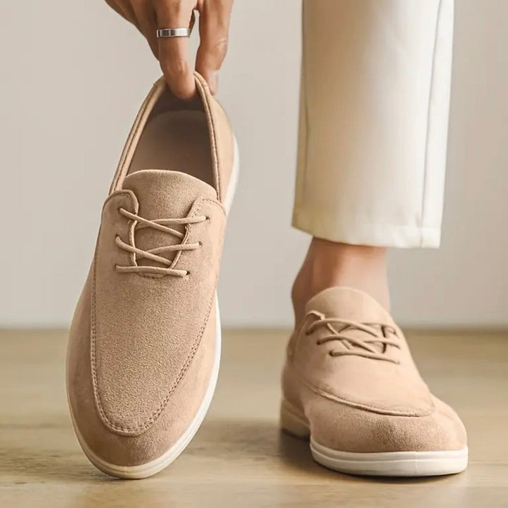 Detailansicht eleganter Herren Loafer mit feiner Naht, hochwertiger Komfortschuh.