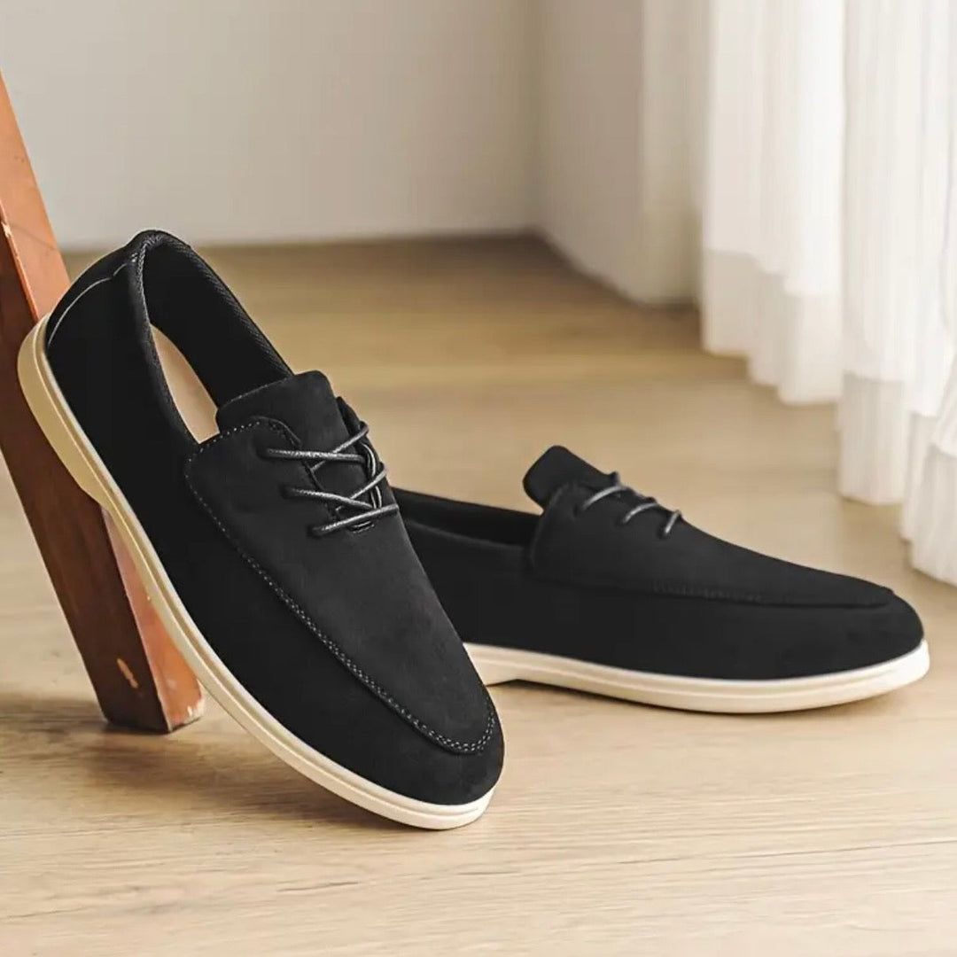 Vorderansicht eines eleganten Herren Loafers, vielseitiger Business Casual Komfortschuh.
