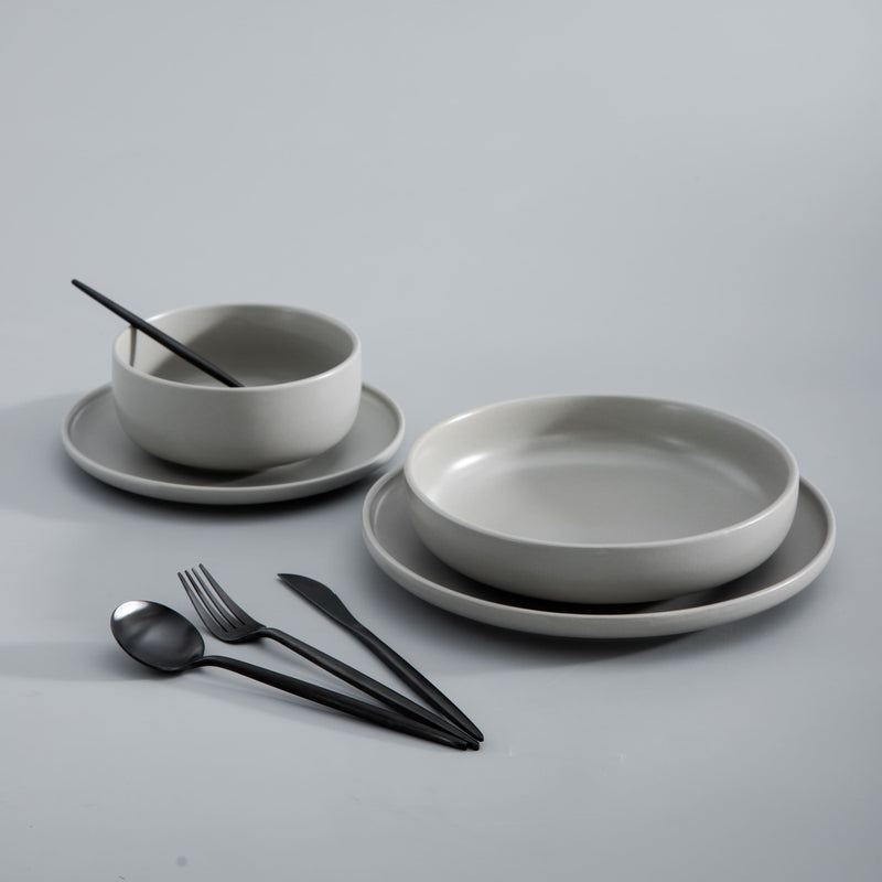 Elegant gedeckter Tisch mit modernem, mattem Silberbesteck PureSet.