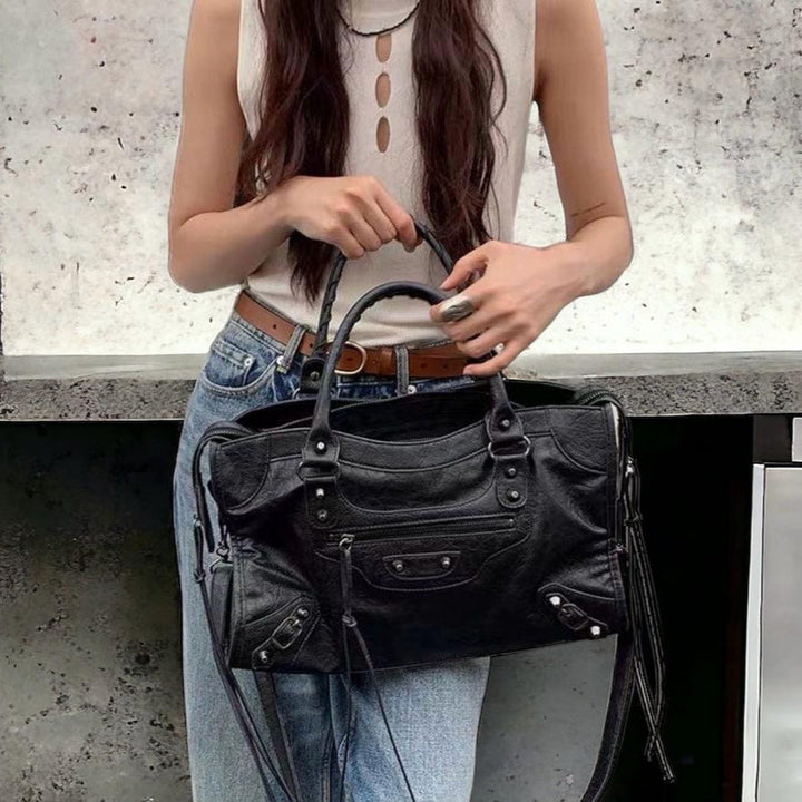 Damen Handtasche Astrid, schwarz, mit langem Schulterriemen. Eine modische und funktionale Alltagstasche.