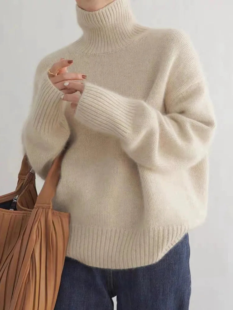Damen Isabella Rollkragenpullover in Beige vorne getragen