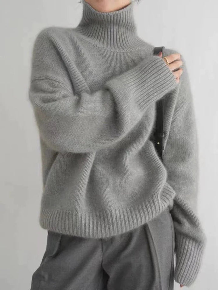 Eleganter grauer Rollkragenpullover für Damen im Detail