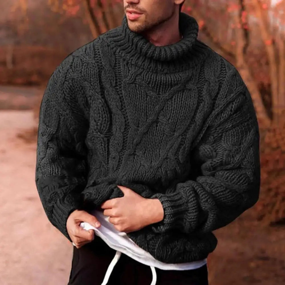 Gemütlicher Herren-Strickpullover mit Rollkragen, dick gestrickt für optimale Wärme an kalten Wintertagen.
