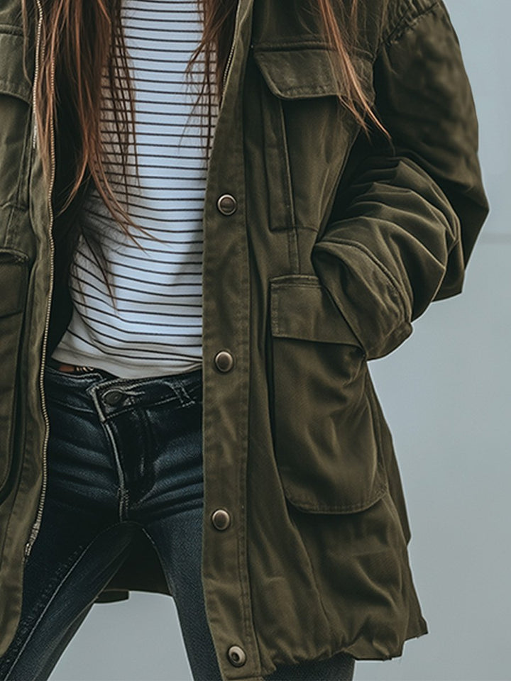 Lässige, grüne Damen Utility-Jacke im Military-Stil. Vielseitige Übergangsjacke für Frühling und Herbst, locker geschnitten.