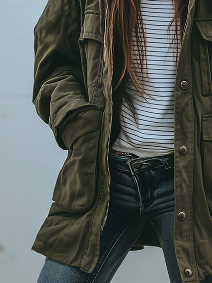 Modische Damen Utility-Jacke in Grün, robuster Military-Stil. Lässige Oversized-Freizeitjacke für den modernen Look.