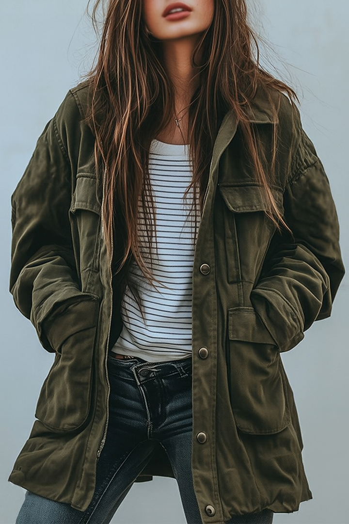 Grüne Damen Utility-Jacke im Military-Stil, locker sitzend. Perfekt als modische Übergangs- oder Herbstjacke.