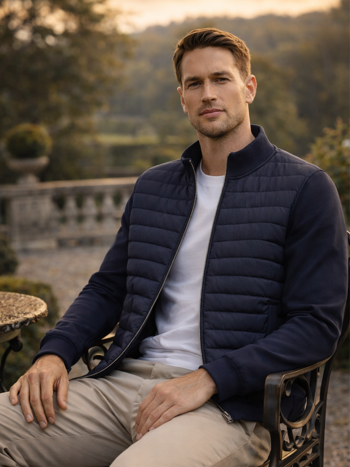 Leichte Herren Übergangsjacke, wärmend und atmungsaktiv. Ideale Freizeitjacke für Herbst & Frühling.