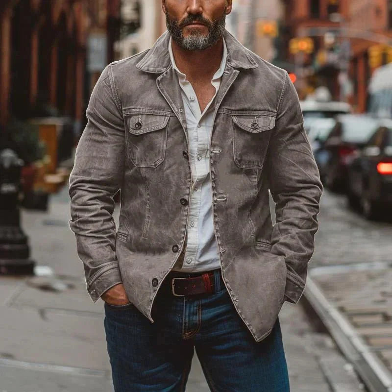 Lässige Herren-Freizeitjacke für den Alltag. Robuste Übergangsjacke im Regular Fit mit Knopfleiste und praktischen Brusttaschen.
