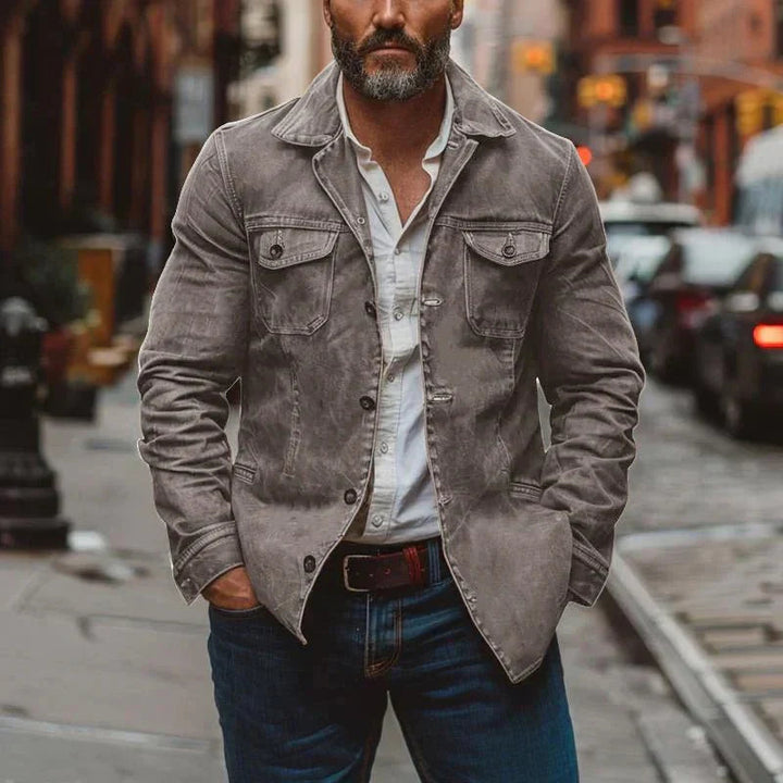 Lässige Herren-Freizeitjacke für den Alltag. Robuste Übergangsjacke im Regular Fit mit Knopfleiste und praktischen Brusttaschen.