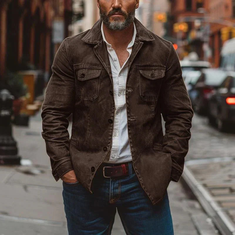 Vielseitige Herren Übergangsjacke mit Hemdkragen. Robuste Casual Jacke mit Knopfleiste und Brusttaschen für Frühjahr/Herbstmode.