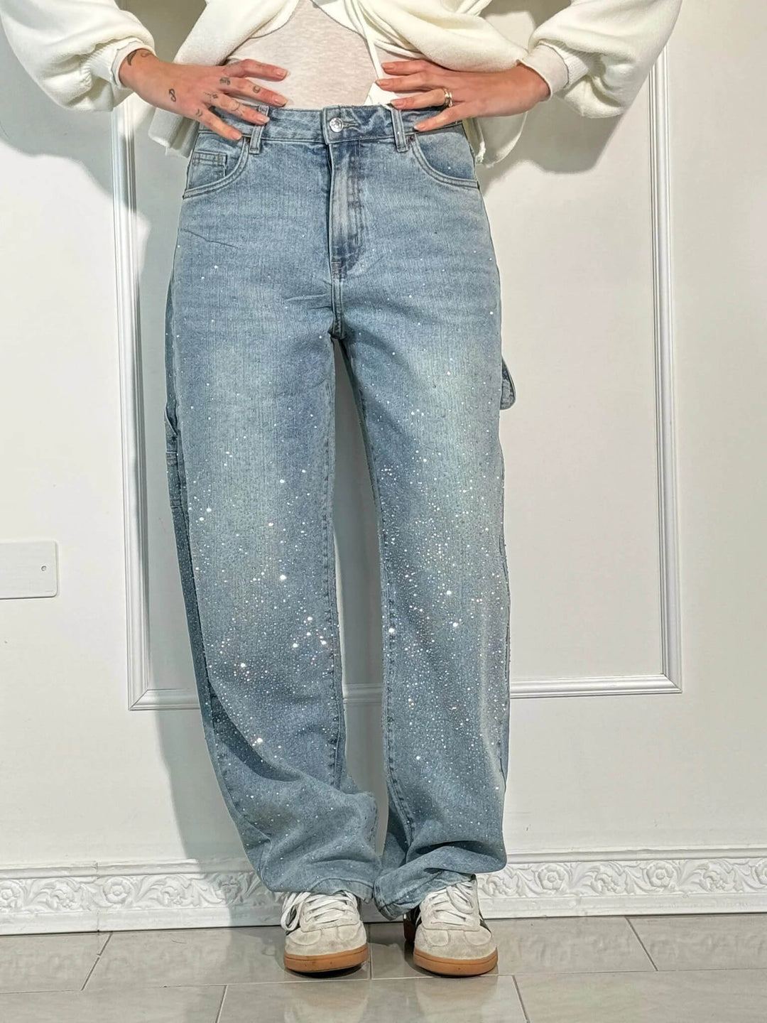 Baggy Jeans für Damen: Glitzer-Details und weite Wide Leg Passform, perfekt für trendige Komfort-Looks.